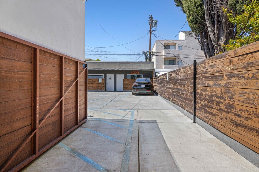 More Photos Of 4325-4327 Woodman Ave, Sherman Oaks Storefront Retail Office For Lease