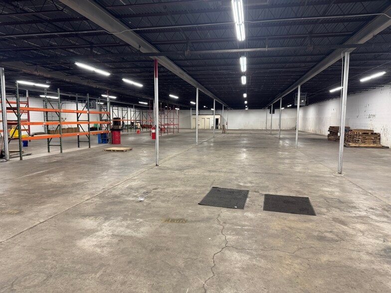 More Photos Of 318 E Grimes Ave, High Point Warehouse For Sale