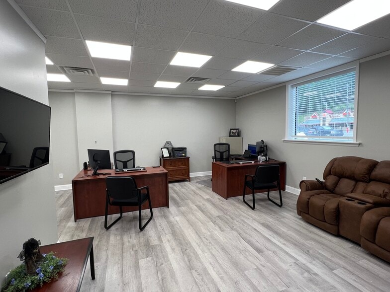 More Photos Of 1116 Old Logan Rd, Logan Flex For Lease