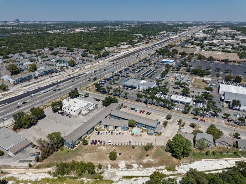 More Photos Of 829 Park Plz, Austin Apartments For Sale