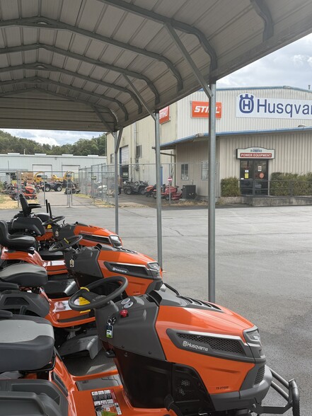 More Photos Of 7441 Old Highway 99 N, Roseburg Showroom For Sale