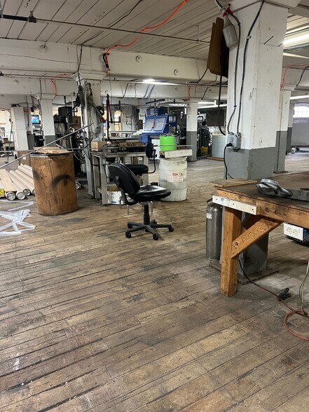 More Photos Of 50 Industrial Cir, Lincoln Manufacturing For Lease