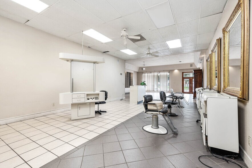 More Photos Of 101 E Monseratte St, El Campo Storefront For Sale