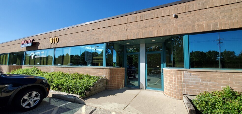 More Photos Of 910 W Lake St, Roselle Office For Lease