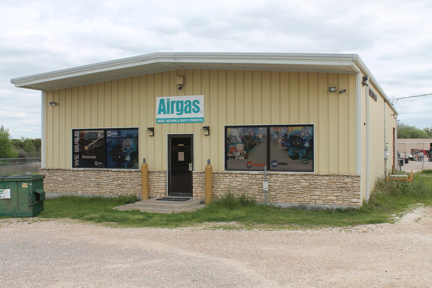 Primary Photo Of 302 Memorial Dr, Gatesville Light Manufacturing For Sale