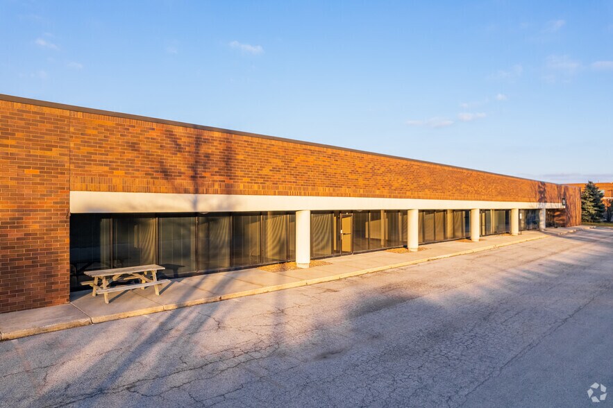 More Photos Of 20711 W Watertown Rd, Waukesha Showroom For Lease