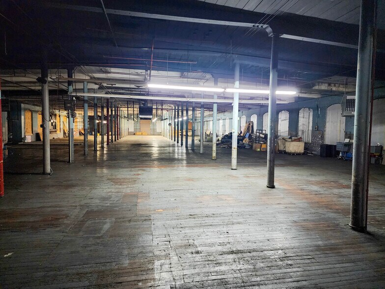 More Photos Of 460 Globe St, Fall River Showroom For Sale