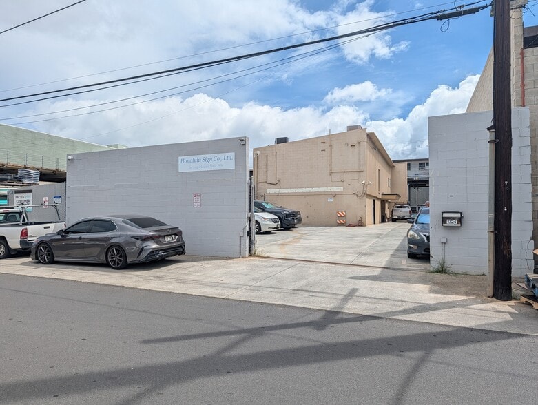 More Photos Of 1724 Hart St, Honolulu Warehouse For Lease