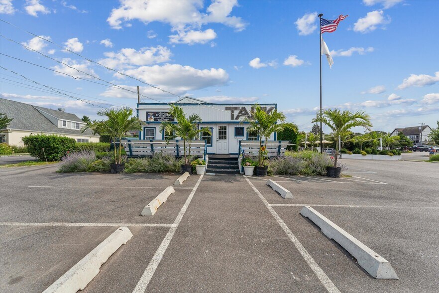 More Photos Of 63 S Euclid Ave, Montauk Restaurant For Sale