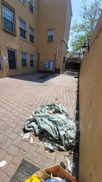 More Photos Of 141 Coit St, Irvington Showroom For Lease