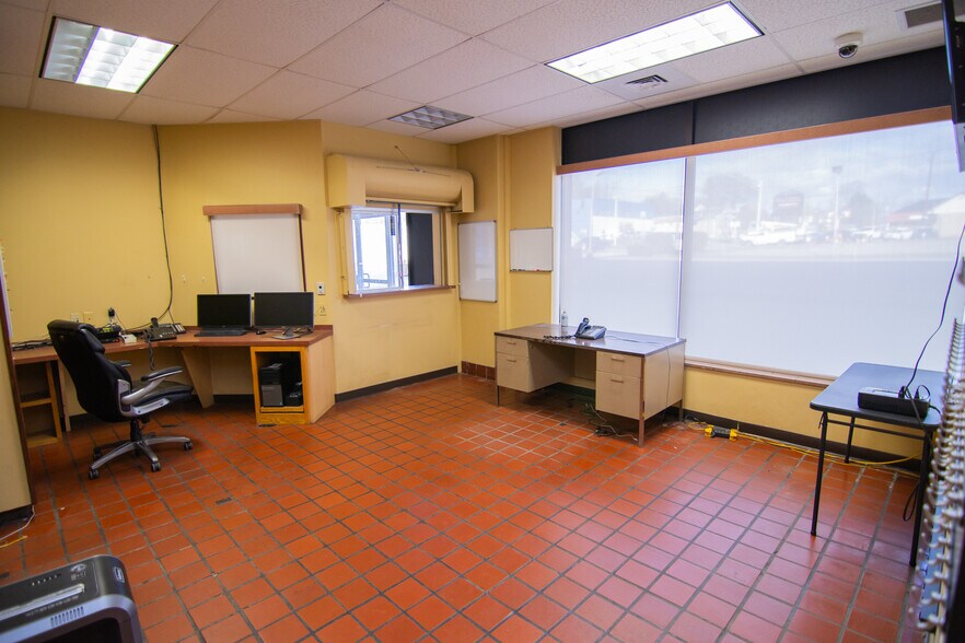 More Photos Of 1439 Sunset Blvd, Steubenville Flex For Sale