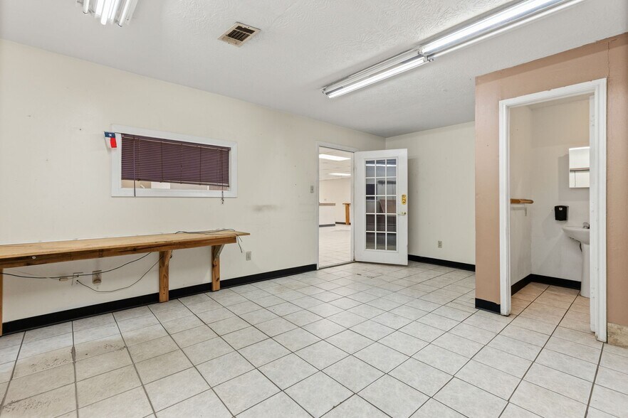 More Photos Of 516 FM 3083 Rd, Conroe Industrial For Lease