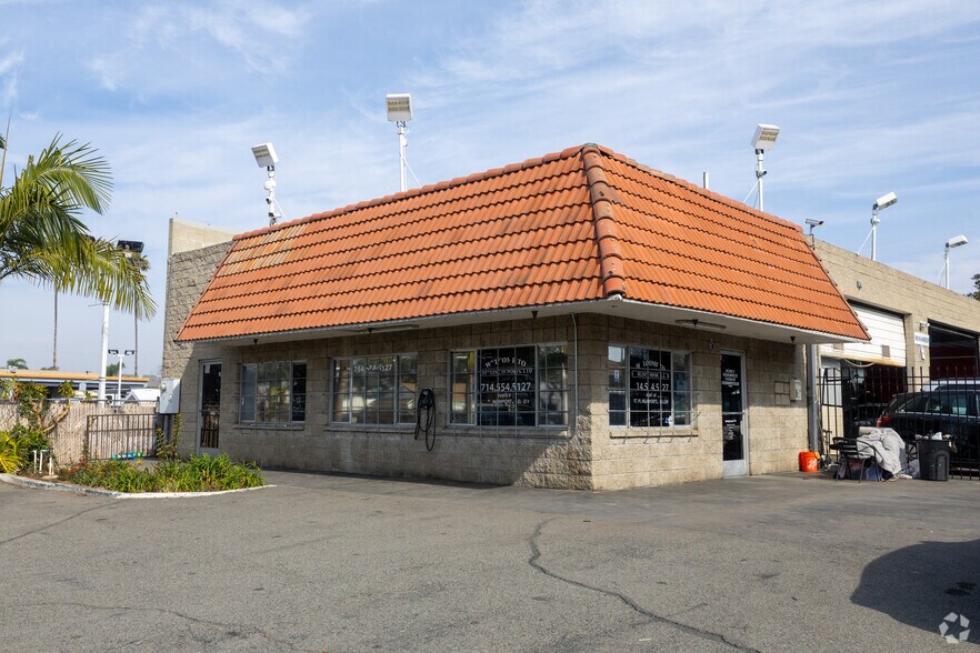 Primary Photo Of 909 N Harbor Blvd, Santa Ana Auto Dealership For Lease
