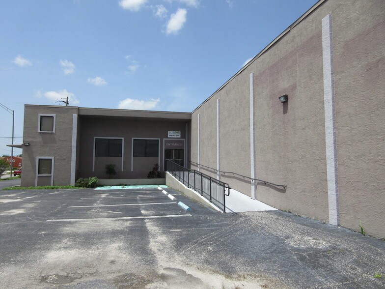 More Photos Of 15445 N Nebraska Ave, Lutz Warehouse For Lease