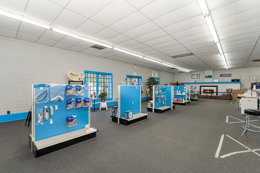 More Photos Of 4813 W Gate City Blvd, Greensboro Light Distribution For Sale