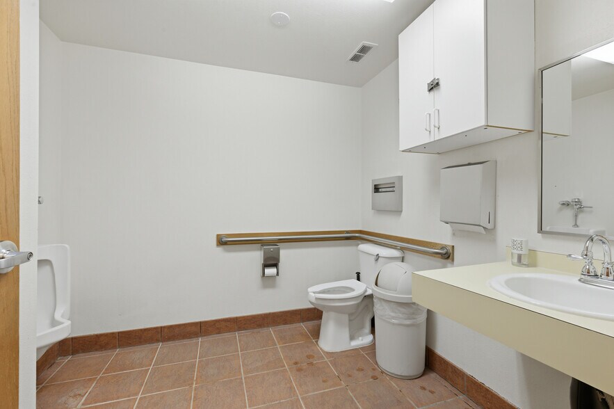 More Photos Of 22659 Pacific Hwy S, Des Moines Flex For Sale