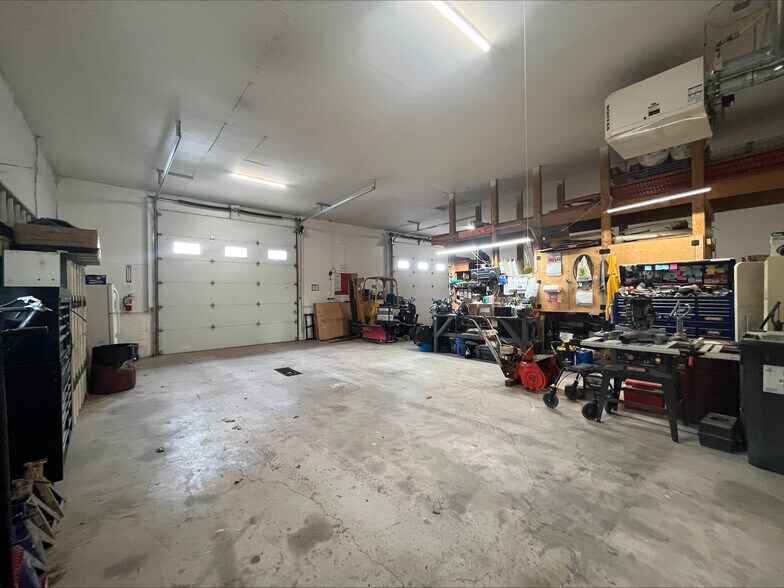 More Photos Of 4372 Holmes Rd, Inverary Flex For Lease