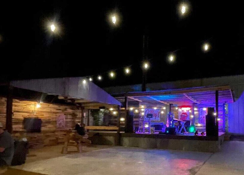 More Photos Of 165 S Ohio Ave, Atoka Bar For Sale