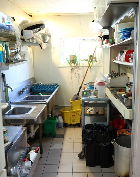 More Photos Of 909 Main St, Adel Bar For Sale