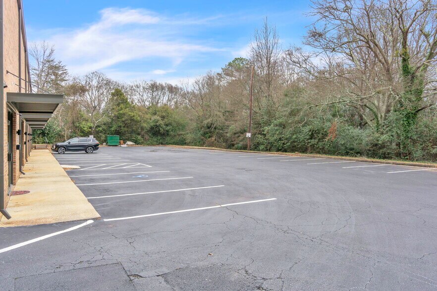 More Photos Of 110 E Butler Rd, Mauldin Storefront For Sale