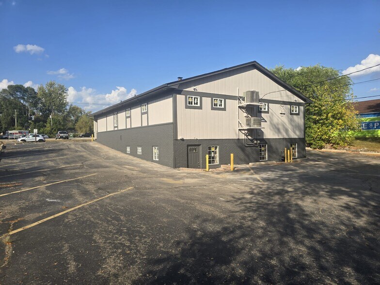 Primary Photo Of 1095 W Huron St, Waterford Medical For Lease