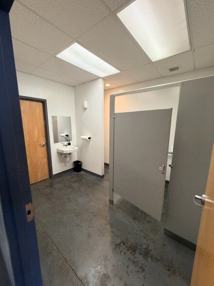 More Photos Of 186 Wincrest Dr, Winchester Warehouse For Sale