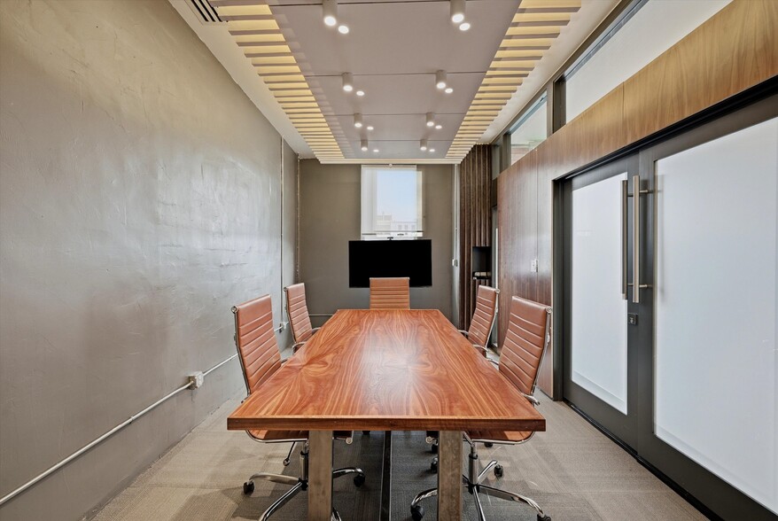 More Photos Of 118 W Chestnut St, Denison Office For Sale