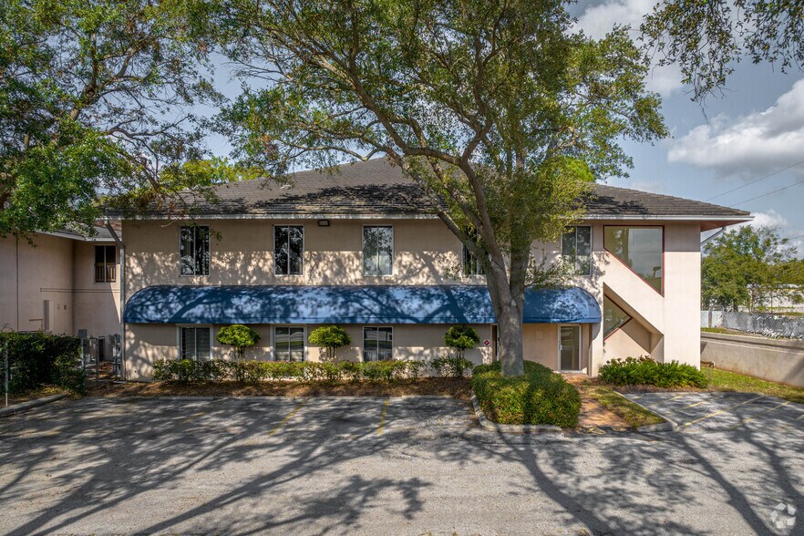 More Photos Of 2310 Commerce Point Dr, Lakeland Unknown For Lease