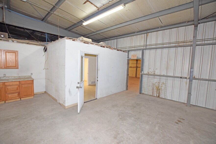 More Photos Of 305 E 57th St, Odessa Warehouse For Sale