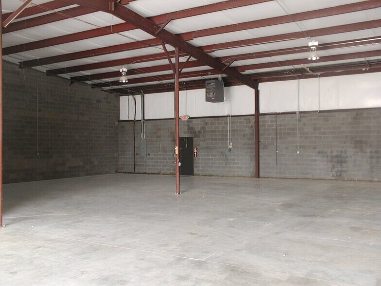 More Photos Of 116 Bethea Rd, Fayetteville Warehouse For Lease