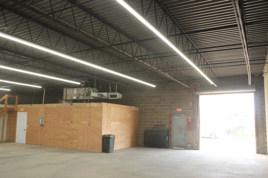 More Photos Of 172 Cabot St, West Babylon Warehouse For Lease