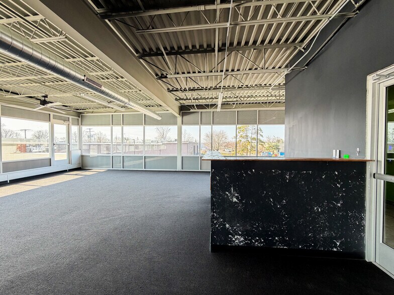 More Photos Of 1721 Crooks Rd, Troy Storefront For Lease