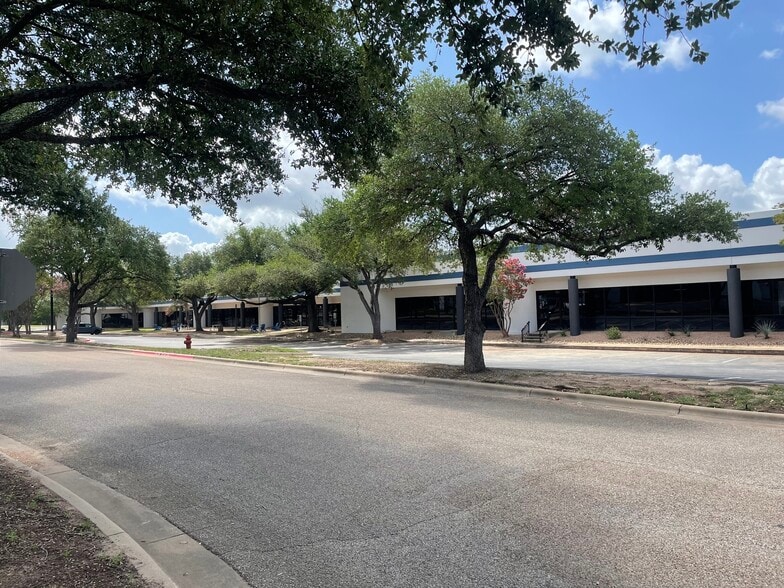 More Photos Of 1901 W Braker Ln, Austin Unknown For Lease
