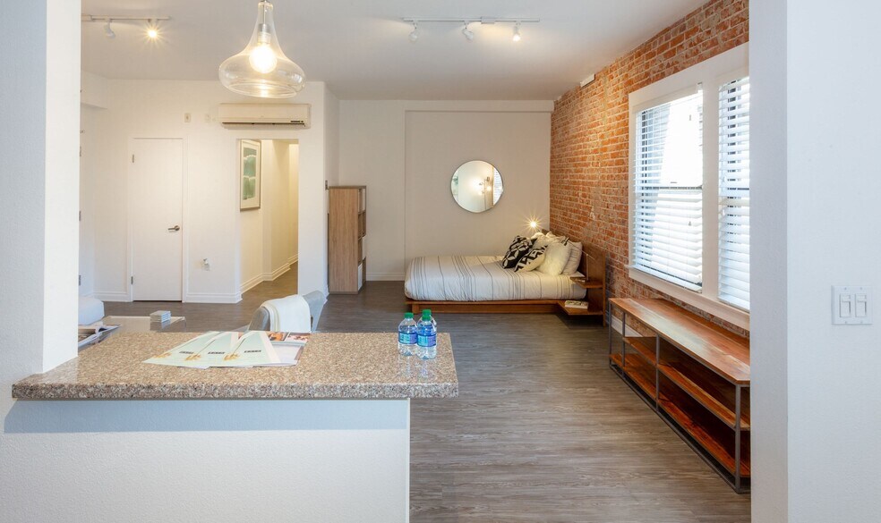 More Photos Of 5529-5533 Hollywood Blvd, Los Angeles Apartments For Lease