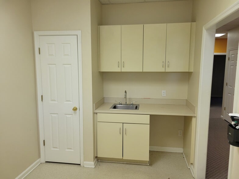 More Photos Of 729 Thimble Shoals Blvd, Newport News Medical For Sale