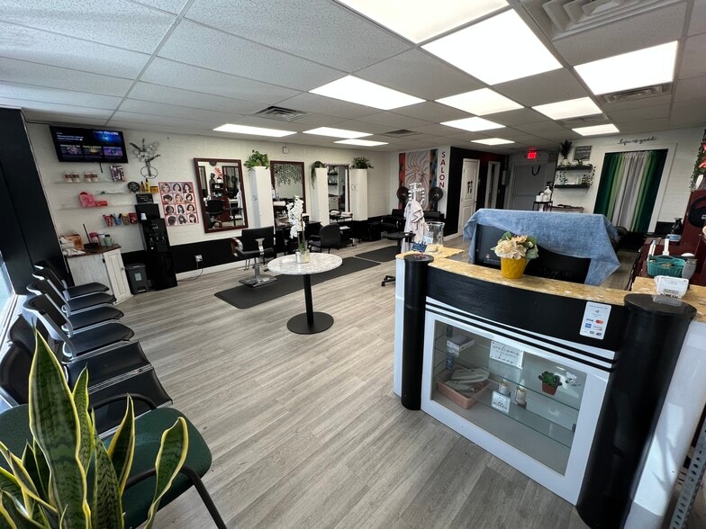 More Photos Of 5745-5759 Beney Rd, Jacksonville Unknown For Lease