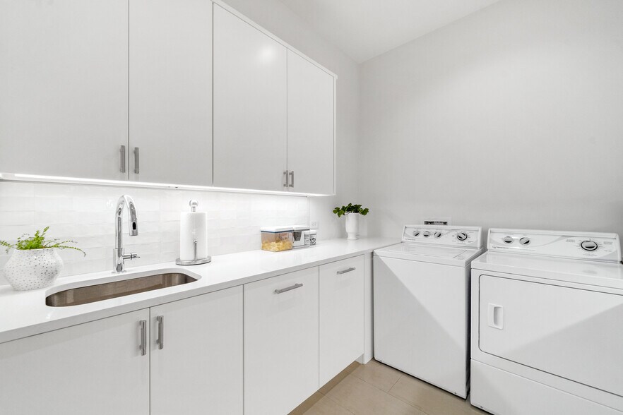 More Photos Of 152 N Section St, Fairhope Storefront Retail Residential For Sale