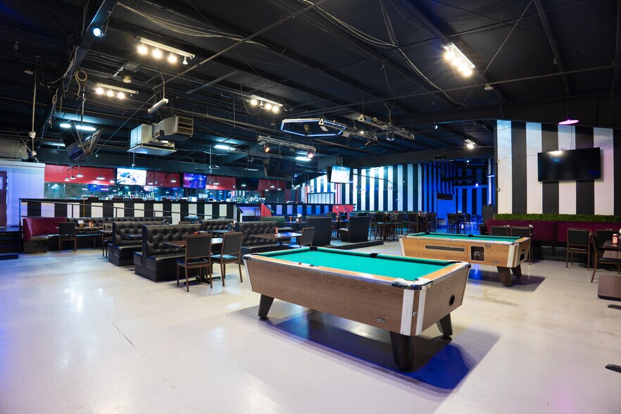 More Photos Of 6347 Phillips Hwy, Jacksonville Bar For Sale