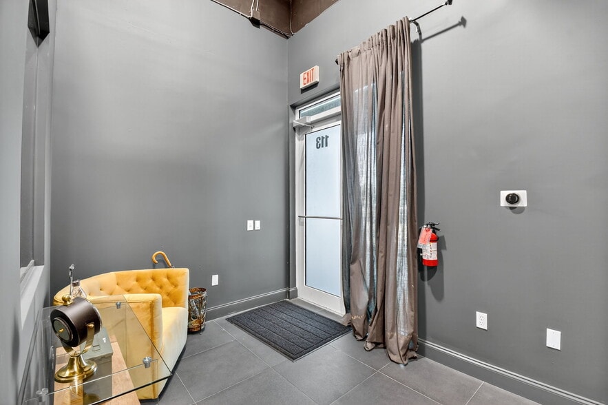 More Photos Of 2800-2890 W State Road 84, Fort Lauderdale Showroom For Sale