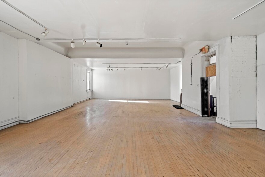 More Photos Of 24 E 3rd St, Newport Bar For Sale