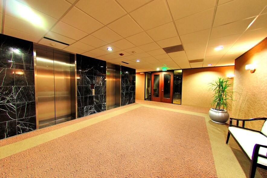 More Photos Of 5225 Katy Fwy, Houston Office For Lease