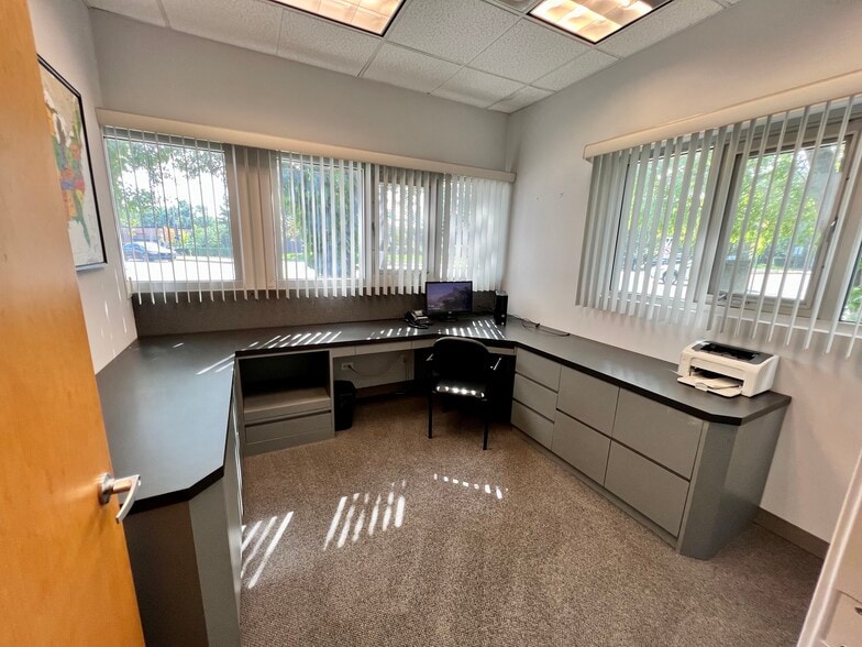 More Photos Of 2600 Gross Point Rd, Evanston Loft Creative Space For Sale