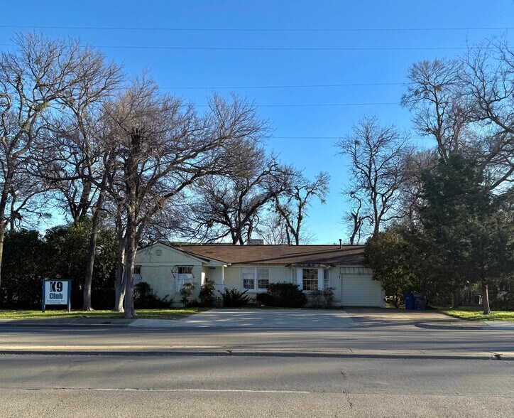 More Photos Of 4326 W Lovers Ln, Dallas Storefront Retail Office For Lease