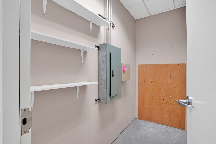 More Photos Of 780 Laurel St, San Carlos Bank For Lease