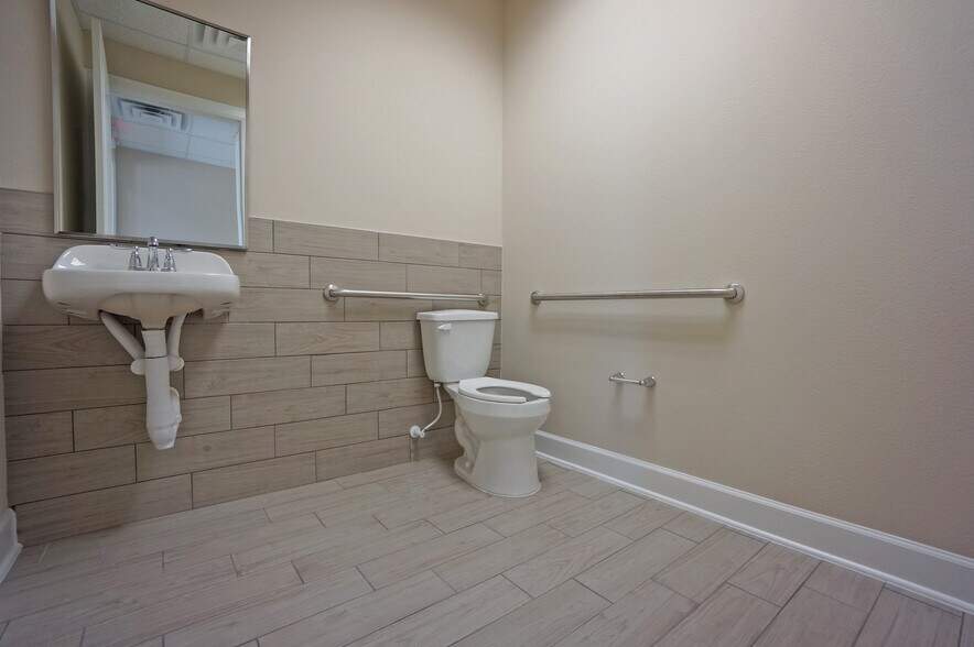 More Photos Of 12440 Emily Ct, Sugar Land Medical For Lease