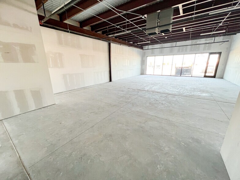 More Photos Of 900 E Florida Ave, Midland Storefront For Lease