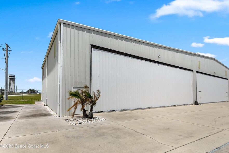 More Photos Of 805 Tower Access Rd, Melbourne Airplane Hangar For Sale