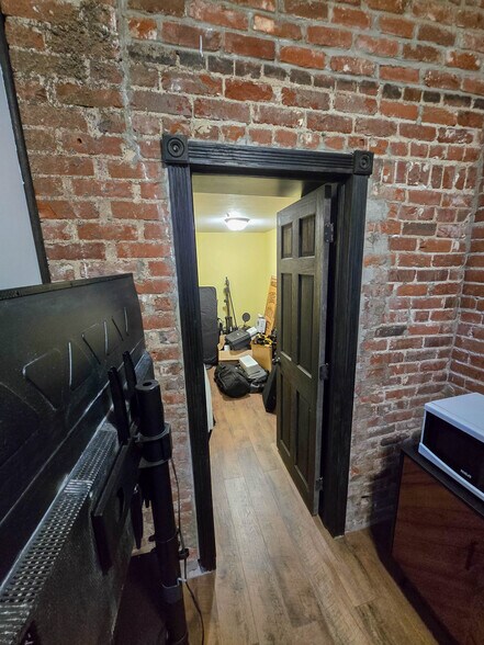 More Photos Of 410 Court St, Vienna Storefront Retail Residential For Sale