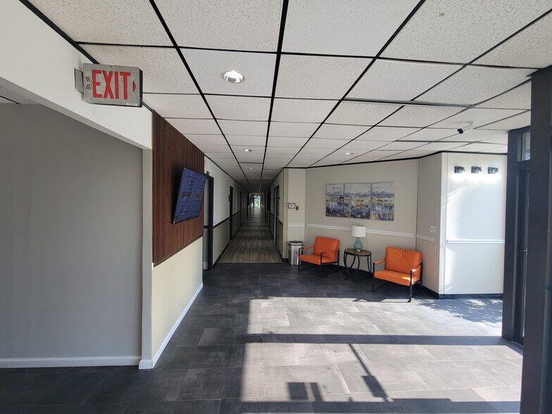 More Photos Of 2121 Corporate Square Blvd, Jacksonville Office For Lease