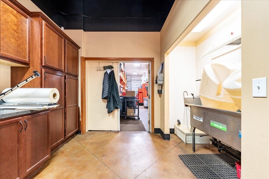 More Photos Of 1502 Minnie St, Fairbanks Industrial For Sale